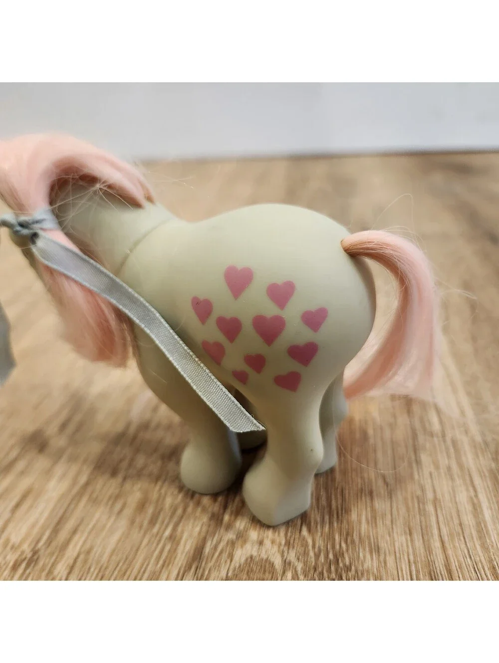 Hasbro 2007 My Little Pony Snuzzle Gray Horse Pink Hearts Blue Bow Ribbon
